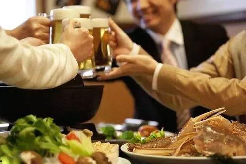 俄罗斯喝酒吃酸瓜视频,畅饮伏特加,品味酸瓜佳肴